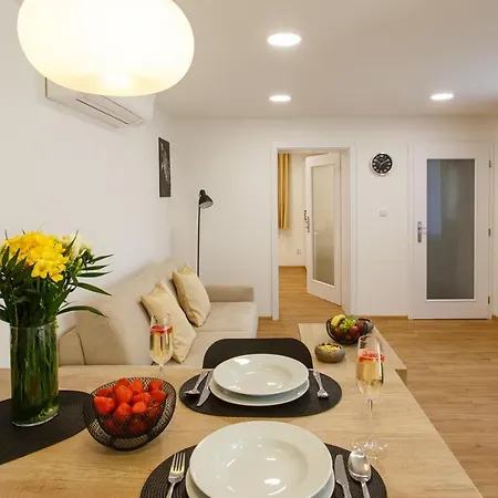 Whitehouse Apartment *