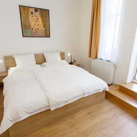 Whitehouse Apartment *