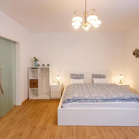 Whitehouse Apartment